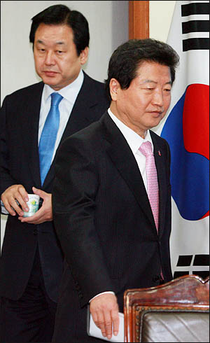 안상수 대표(오른쪽)와 김무성 원내대표