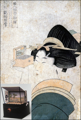 기타가와 우타마로(1753-1806) I '메가네에 장치를 보고 있는 귀여운 인상의 여인' 종이에 목판인쇄 58×45cm 1792-1793. '우키요에판에 장착된 메가네에 장치' 목재, 칠기, 종이, 납유리 1772-1789(아래). Photography ⓒ 2011 Kobe City Museum