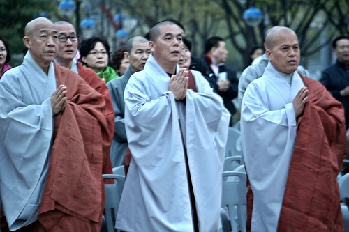  본 행사에 앞서 반야심경봉독을 게송하고 있는 스님들.(왼쪽부터 석선일 인천불교총연합회 공동명예회장스님, 현 26대 회장인 일초스님, 대한불교조계종 인천사암연합회 보광 회장스님)