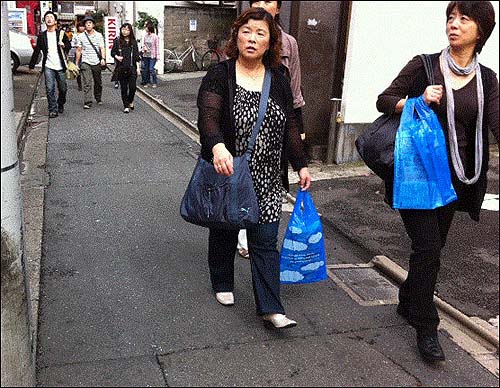 일본인들이 도쿄의 코리아타운 격인 신오쿠보 거리를 찾고 있다.