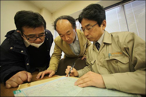 후쿠시마현 이와키시 의회에서 만난 사토 카즈요시 의원, 한일 조사단 일행에게 주민들이 피난을 떠난 지역을 설명하고 있다.