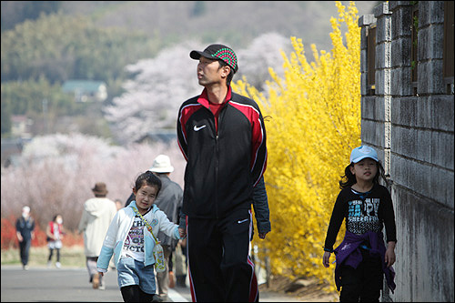 4월 16일 후쿠시마시 화견산, 많은 시민들이 마스크를 했으나 높은 방사능 오염에도 보호장구가 없는 가족도 있었다.
