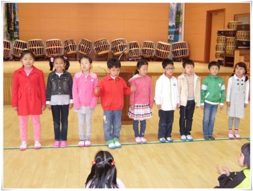 3,4월 두 달 동안 열심히 공부한 국어 실력을 전교생 앞에서 외우는 아홉 살 꼬마들, 아홉 명입니다.