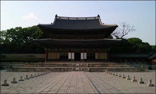 인정전 용마루에 오얏꽃 문양 5개가 있고, 앞마당에 품계석이 놓여 있다.