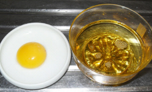 계란 노른자와 식용유를 믹서로 혼합하면 난황유가 된다.