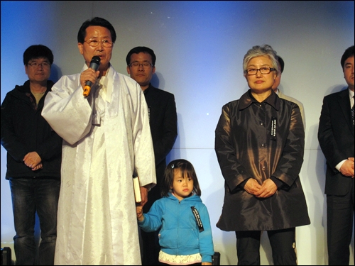 26일 명지대학교에서 열린 '강경대 열사 20주기 추모문화제'에서 강경대 열사의 부모님이 발언을 하고 있다. 