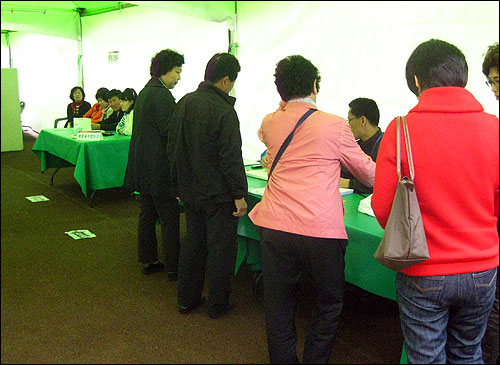27일 오후 전남 순천시 연향동 동성공원에 마련된 제3투표소에 시민들이 투표를 위해 줄을 서고 있다.