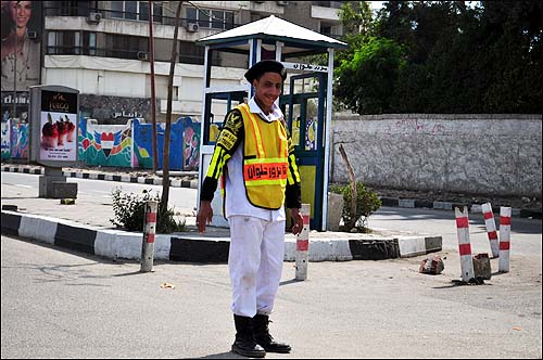 봄의 날을 전후해 유니폼을 갈아입은 카이로 넬코 지역의 교통경찰.