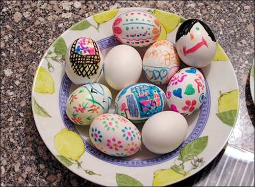 예쁘게 그림을 그려 넣은 달걀들.