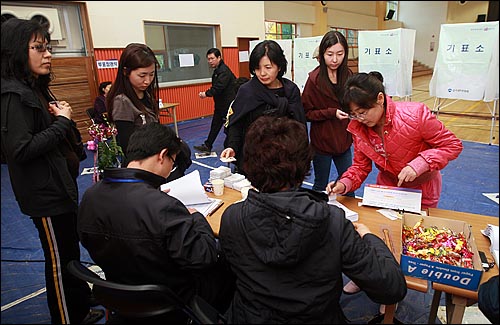 4.27 분당을 국회의원 보궐선거가 치뤄지는 27일 오후 경기도 분당구 정자 중학교에 마련된 제3투표소에서 유권자들이 줄을 서서 투표용지를 교부 받고 있다.