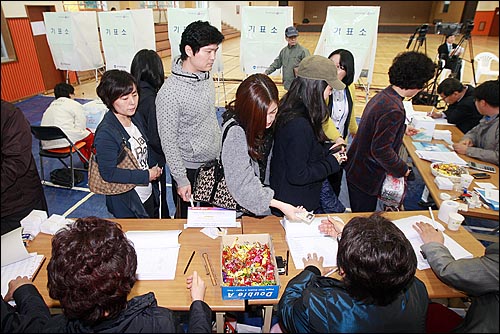 4.27 분당을 국회의원 보궐선거가 치뤄지는 27일 오후 경기도 분당구 정자 중학교에 마련된 제3투표소에서 유권자들이 줄을 서서 투표용지를 교부 받고 있다.