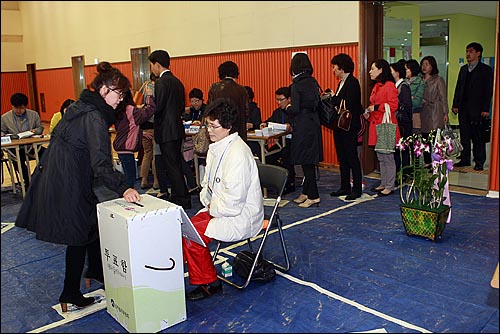 4.27 분당을 국회의원 보궐선거 종료 1시간을 앞둔 27일 저녁 경기도 분당구 정자 중학교에 마련된 제3투표소에서 유권자들이 투표하기 위해 줄을 서서 기다리고 있다.