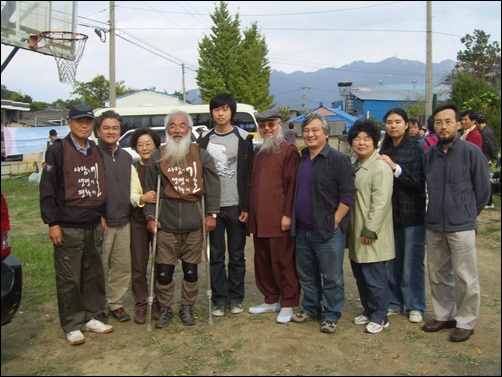 문정현 신부님을 처음 뵌 날 2008년 10월 25일 오전, 충남 논산시 상월면의 한 길처에서 우리 가족 모두 문정현 신부님을 처음 뵙고 인사를 드렸다. 문규현 신부님과 수경 스님이 1차 오체투지 순례기도를 마치기 하루 전 날이었다. 정범구 현 민주당 국회의원, 경기도 안성 유무상통마을 방구들장 신부, 류상태 목사와 함께.   