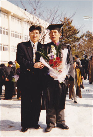 1990년 대학에서 제적된 후 김영삼 정권이 들어선 1993년, '운동권 관련 제적생 복적조치'에 따라 다시 대학에 들어갔다. 그리고 이듬해 대학을 졸업하던 날 아버지에게 학사모를 씌워 드린후 기념 사진을 찍었다. 그날, 아버지는 참 기뻐하셨다.