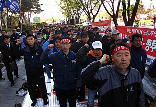 2011년 4월 28일 오후. 서울 양재동 현대자동차 본사 앞에서 현대차 비정규직 노조가 집회를 열고 있다.