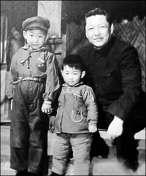 시중쉰(오른쪽)과 두 아들. 왼쪽이 시진핑《시중쉰주정광둥(習仲勳主政廣東)》중. (중공당사출판사中共黨史出版社, 2007)