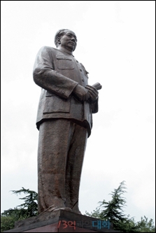 고향에 세워진 마오쩌둥 조각상. (2007년 8월)