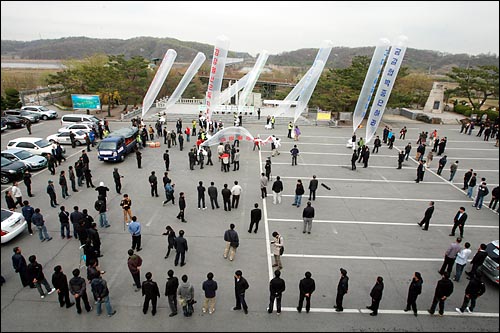 경찰 보호받으며 대북전단 또 살포 자유북한연합, 북한민족해방전선 등 탈북자단체 회원들이 2011년 4월 29일 오전 경기도 파주시 임진각 망배단에서 대북전단 살포를 준비하고 있다. 