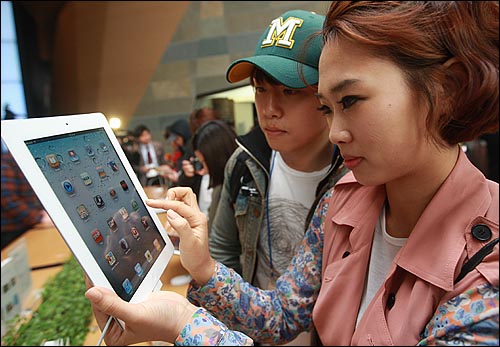 애플의 아이패드2가 국내 출시된 29일 오전 서울 광화문 KT사옥 올레스퀘어에서 예약가입자들이 아이패드2를 만져보고 있다.