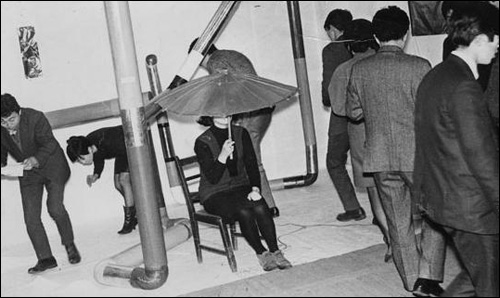 다큐멘터리 '1960-70년대 한국의 행위예술' 중 '비닐우산과 촛불이 있는 해프닝(1967)'. 한국근현대미술연구소제작  
