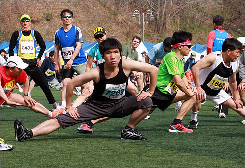  1일 인천시 강화군 길상공설운동장에서 열린 '2011 강화 바다사랑 오마이뉴스 마라톤대회' 참가자들이 준비운동으로 몸을 풀고 있다.