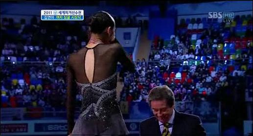  30일, <2011 세계피겨선수권대회> 여자 싱글 시상식, 친콴타 회장이 김연아 선수에게 고개를 숙여 인사를 하고 있다