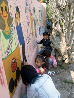 아이들은 학교 담벼락에 자신의 20년 후를 생각하며 30m 벽화를 그렸다.