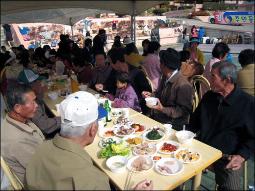 초겨울에 열리는 학생들의 학예회는 마을주민들과 함께하는 시골마을의 작은 축제다.