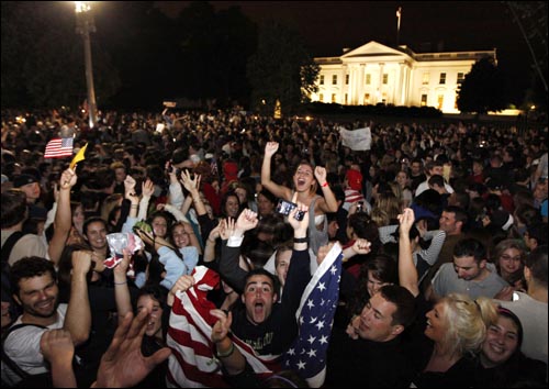 지난 5월 1일 자정 오바마 미 대통령이 '오사마 빈 라덴'이 사살됐음을 공식 발표한 가운데, 이 소식을 접한 미국 시민들이 백악관 앞에 모여 환호하고 있다. 