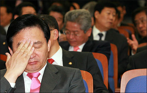 4.27 재보선 패배 이후 2일 열린 한나라당 의원연찬회에서 원희룡 사무총장이 눈가를 만지며 생각에 잠겨 있다.