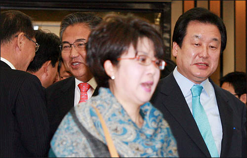 4.27 재보선 패배 이후 2일 열린 한나라당 의원연찬회에 김무성 원내대표가 참석하고 있다.