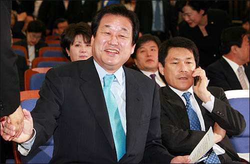 4.27 재보선 패배 이후 2일 열린 한나라당 의원연찬회에 김무성 원내대표와 이군현 원내수석부대표가 나란히 참석하고 있다.