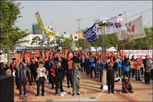 집회중 조합원들이 김선동을 연호하며 환호하고 있다.