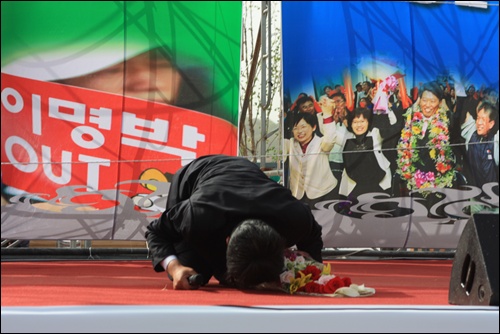 노동자 출신 김선동 국회의원이 조합원들에게 큰절로 당선인사를 올리고 있다.