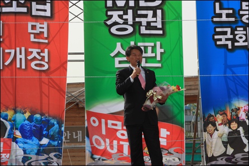 김선동 의원이 단상에서 연설중 조합원들과 순천시민들에게 일로써 감사에 보답하겠다고 말하고 있다.