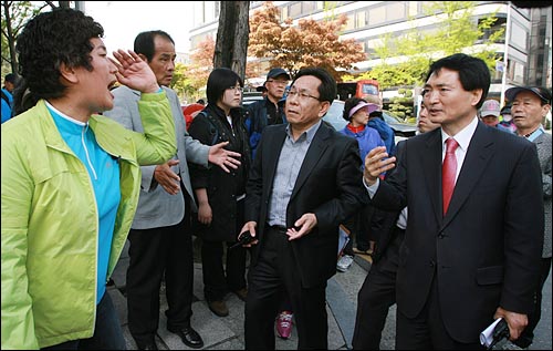 김옥주 부산저축은행비대위 위원장이 2일 오후 서울 서초동 법조타운에서 열릴 예정인 집회 장소를 두고 "경찰들이 우리를 속이고 100미터가 아니라 300미터나 멀리 떨어진 곳을 집회 장소로 잡았다"며 경찰들과 실랑이를 벌이고 있다.