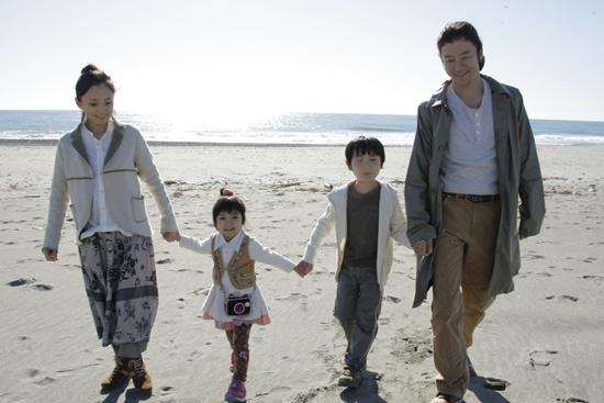  영화 <술이깨면 집에가자> 한장면. 가즈하라는 가족들로부터 치유받고 마침내 가족의 품으로 돌아오게된다