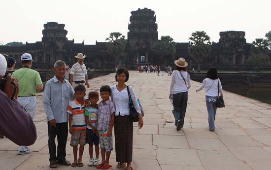 앙코르왓 사원 앞에서 관광 온 가족이 즐거운시간을 보냅니다.
