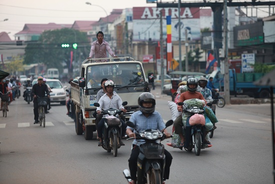 씨엠립 시내를 달리는 오토바이들이 이색적이네요