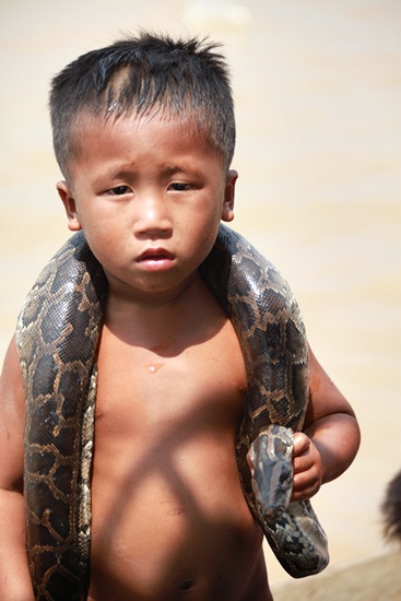 뱀이 무섭기보다는 갓 서너살로 보이는 이 아이가 왜 돈벌이를 해야하는지 안타까웠습니다. 
