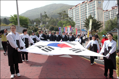 ‘아주 5. 2 독립만세운동’ 기념행사가 열린 뒤 거리행진을 하고 있다.