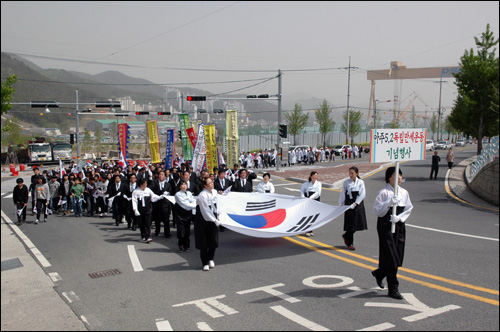 ‘아주 5. 2 독립만세운동’ 기념행사를 마치고 거리행진을 하고 있다.