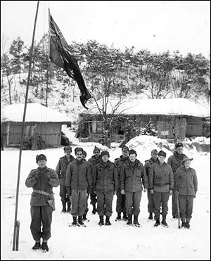 눈 덮인 한국 중부전선에서 호주 국기를 게양하는 3대대(가평대대) 병사들.