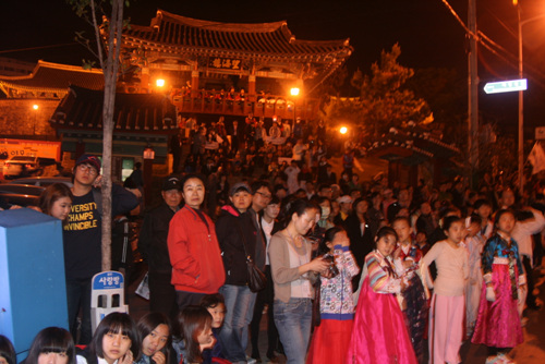 진남관 바로 앞에 있는 망해루에서 축제행렬을 구경하고 있는 시민들
