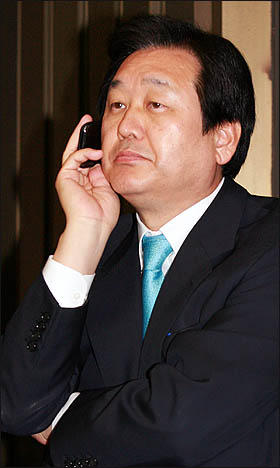 한-EU FTA 비준동의안 처리를 앞두고 4일 한나라당 의원총회에 참석한 김무성 원내대표가 어디선가 걸려온 전화를 받고 있다.