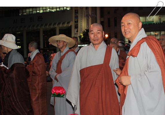여수 석천사 진옥스님(좌)이 승려들과 함께 가장행렬에 나섰다.