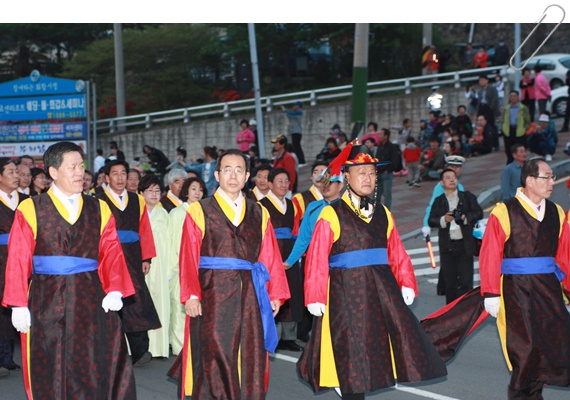 진남제 가장행렬에 주승용 의원 김성곤 의원, 김충석 시장, 김충조 의원이 행진하고 있다 (좌부터)