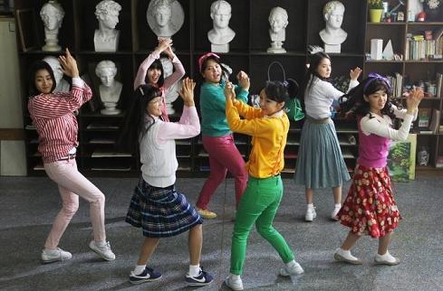  학교 미술실에서 보니 엠의 써니에 맞춰 춤을 추고 있는 써니 멤버들. 원색의 옷차림만큼 소녀들의 꿈과 희망은 무지개 빛깔처럼 찬란하다. 