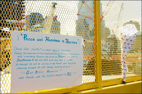 버락 오바마 미국 대통령이 5일(현지시간) '9.11 테러' 현장인 뉴욕 맨해튼 그라운드 제로를 방문한 가운데, 마린나 알바로씨가 9.11 테러 당시 목숨을 잃은 아들을 추모하는 글을 적어 그라운드 제로 공사 현장 철조망에 달아맸다. 