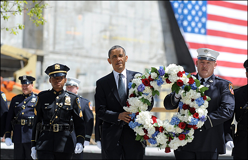 버락 오바마 미 대통령이 2011년 5월 5일(현지시각) 9.11 테러로 붕괴한 세계무역센터가 있던 자리인 그라운드 제로를 방문해 헌화하고 있다. 